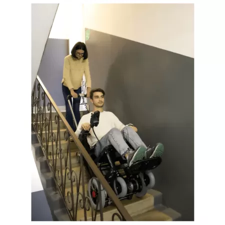 Кресло-коляска с электроприводом и лестничным подъемником MET LIFTER 2, артикул 21095, ширина сиденья 41 см, колеса пневматические