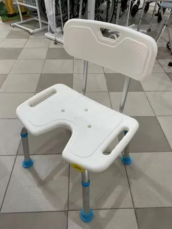 Стул для ванны c гигиеническим вырезом Ortonica Lux-605 с небольшим отверстием в сиденье %