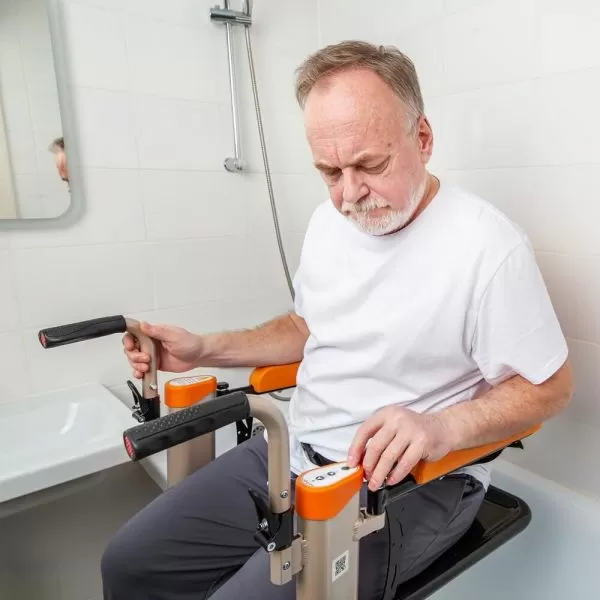 Кресло-подъемник с электроприводом МЕТ LL-220 с санитарным оснащением Кресло-подъемник с электроприводом МЕТ LL-220 с санитарным оснащением