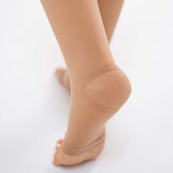 Чулки компрессионные Evolution ТК.930 унисекс 1 класс компрессии с открытым носком и гладкой резинкой на широкое бедро цвет бежевый